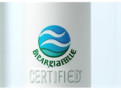 Un logo o sello de certificación marina biodegradable en un producto o empaque.