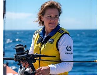 Carmen en su barco de pesca con un carrete Mar Mayor